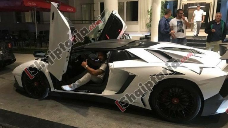 Jeta luksoze,foto me shampanjë në jaht e makinë Ferrari! Në 2018 i sekuestruan pasuri 70 milionë lekë Otit te Elbasanit