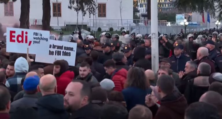 E FUNDIT/ Tensionohet protesta, hidhen tymuese, përplasje me policinë