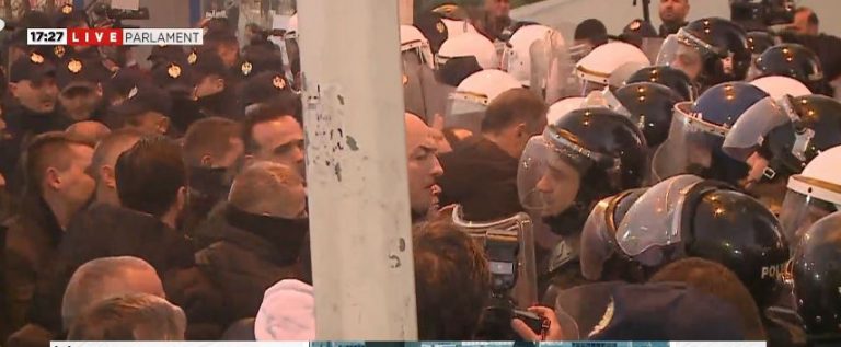 Boçi përplaset me policinë