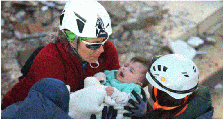 Ndodh mrekullia, nëna dhe foshnja 6-muajshe shpëtohen pas 29 orësh në rrënoja