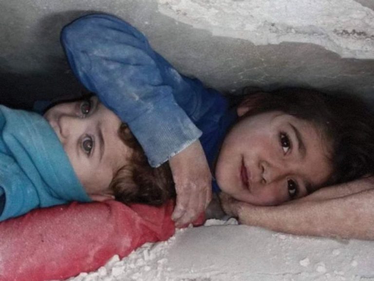 “Më nxirrni nga këtu, do bëhem shërbëtorja juaj”, historia e motrës që mbrojti për 36 orë vëllain nën rrënoja