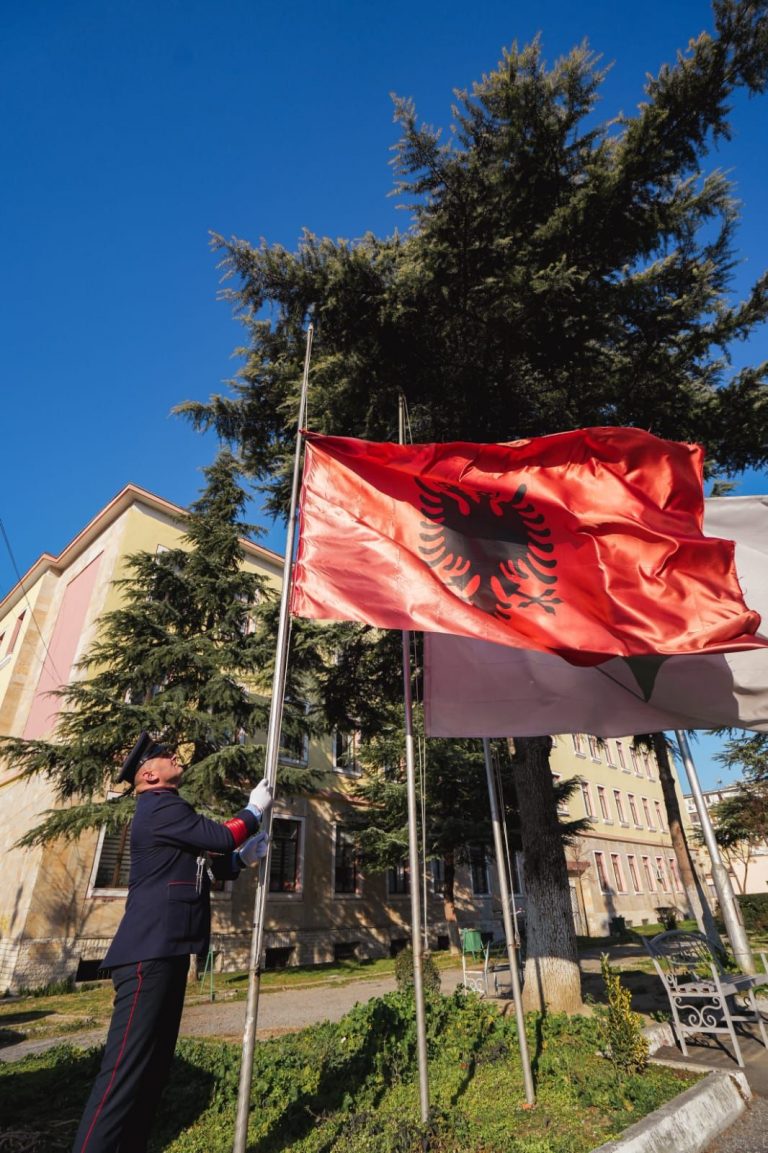 Bashkia Elbasan ul flamurin në gjysëm shtizë në kujtim të njerëzve që humbën jetën nga tërmeti