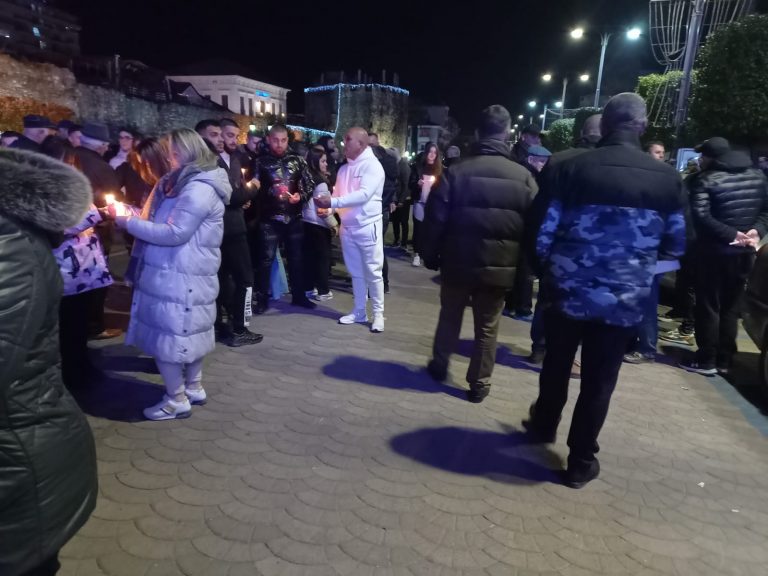 Qytetarët e Elbasanit homazhe për viktimat e termetit (foto)