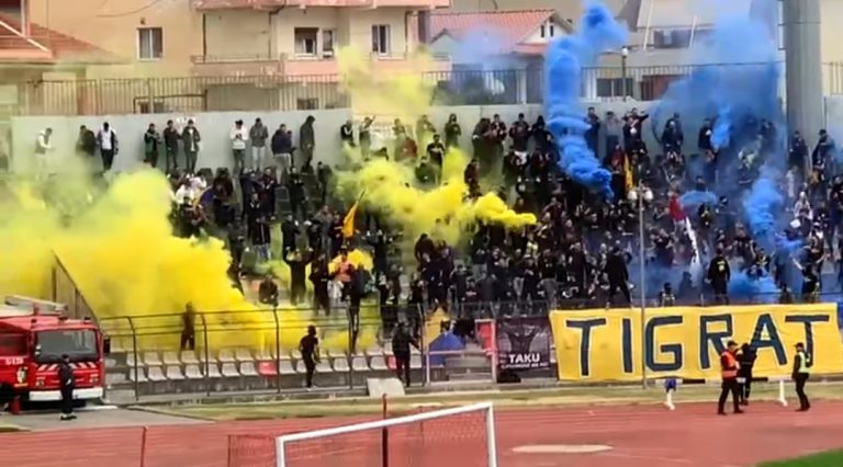 Momente tensioni në “Elbasan Arena”/ Ndërpritet ndeshja, lojtarët e Pogradecit nuk pranojnë penalltinë