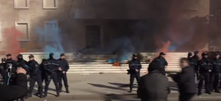 LIVE/ Ndizet situata para Kryeministrisë, hidhen kapsolla e flakadanë, godina mbulohet nga tymi