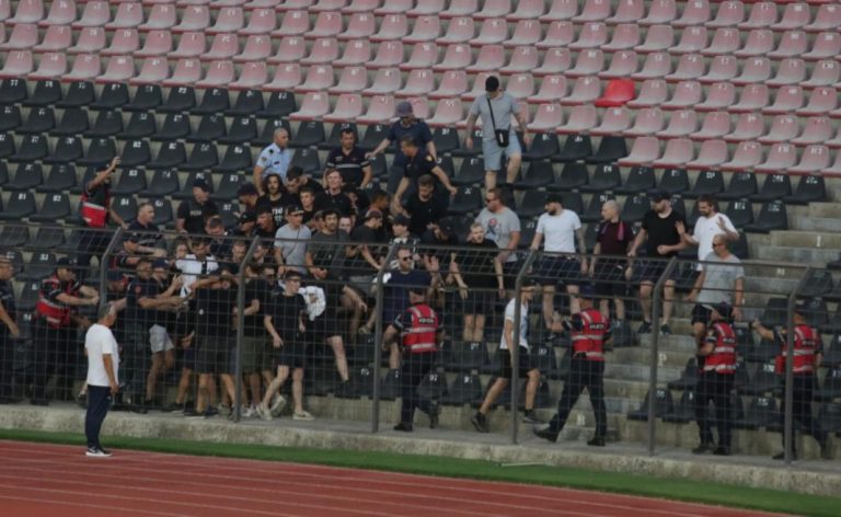 Plas sherri në ndeshjen Shkumbini vs Delvina. Policia arreston trajnerin dhe shefin e klubit