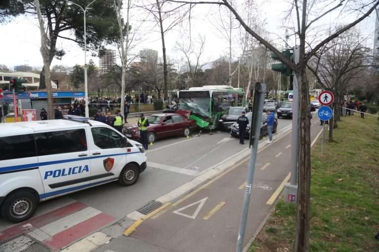 U përplas me disa mjete te ‘Ura e Tajvanit’, zbardhet dëshmia e shoferit të autobusit