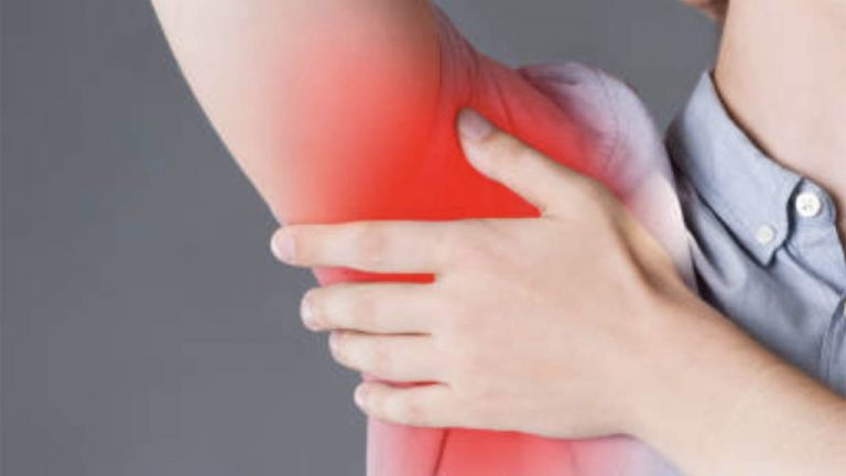 Dhimbja nën Sqetull – Nga Çfarë Shkaktohet dhe kur Është Problematike