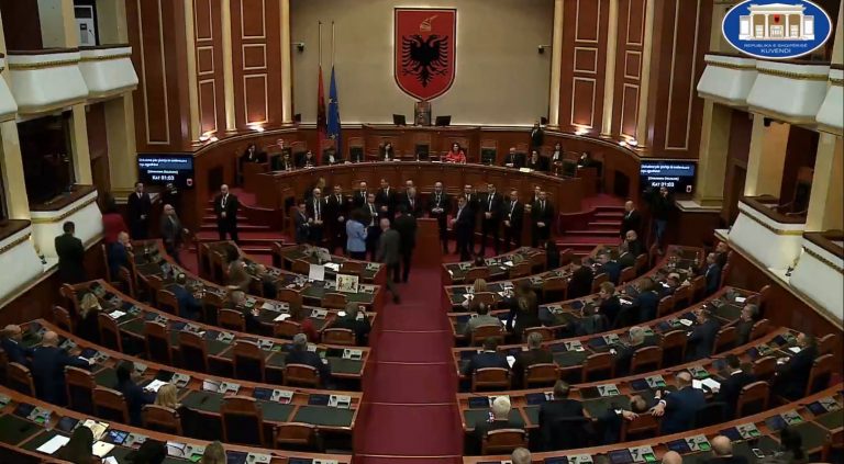 Kaos në parlament/ Berisha e mbështetësit në foltore, Noka me bilbil. Nikolla ndërpret seancën