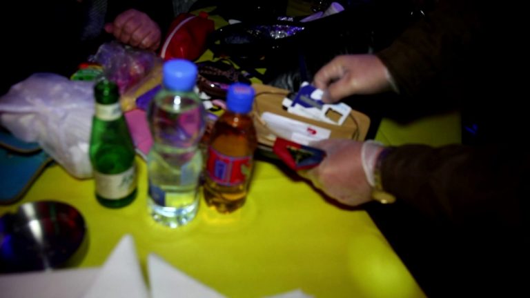 E joshi dhe i hodh drogë në pije/ Pasi mbijetoi, tentoi ta mbyste ish-bashkëshortin me karikuesin e telefonit, dënohet me 14 vite burg shqiptarja në Zvicër