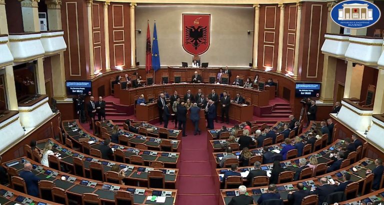 U përjashtuan nga kaosi e bilbilat/ Deputetët e PD kërkojnë pezullimin e vendimit