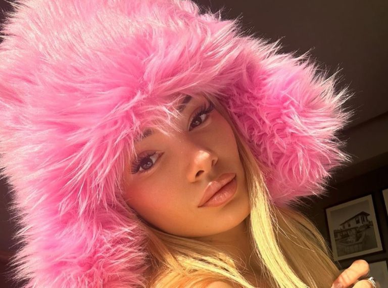 Era Istrefi ndez rrjetin, poston fotot provokuese me bikini të kuqe