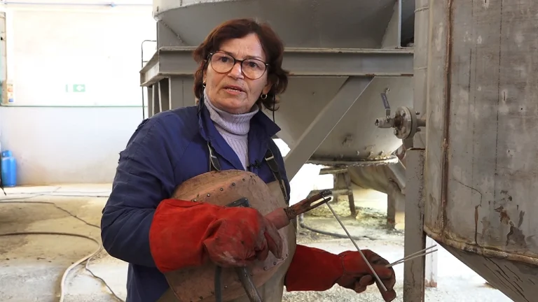 66-vjeçarja saldatore/ Elbasan, mesazh për gratë: Punoni, mos e dëshironi jetën shtëpiake