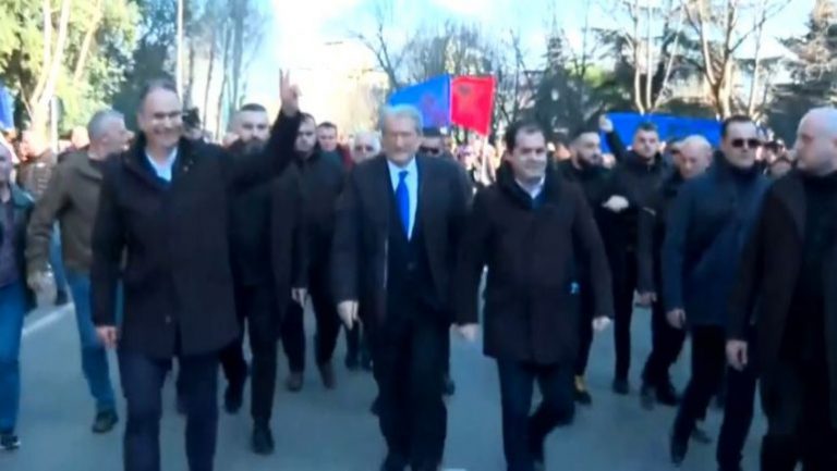Pasi u godit në protestën e dhjetorit, Berisha i rrethuar me dy kordonë badigardësh në marshimin drejt kryeministrisë