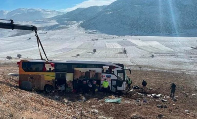 Tragjedi në Turqi, përmbyset autobusi, 8 të vdekur dhe 35 të plagosur