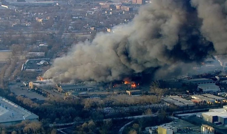 Zjarr masiv në fabrikën e mobiljeve në Çikago