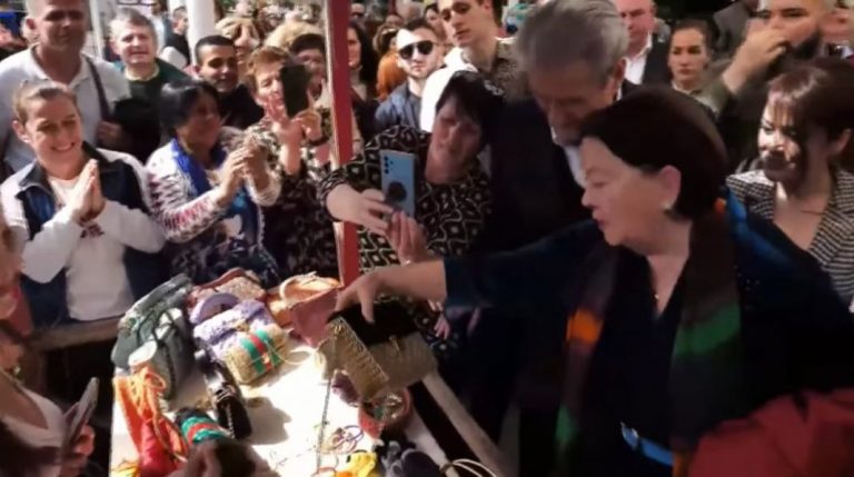 Dita e Verës, Berisha provon ballokumen e Elbasanit dhe vë verore! Liri Berisha blen një çantë