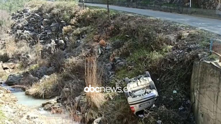 Makina përfundon në përrua, shpëtojnë mrekullisht dy të reja