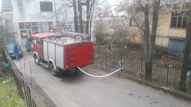 Zjarr në Librazhd. Digjet godina e ish tatimeve