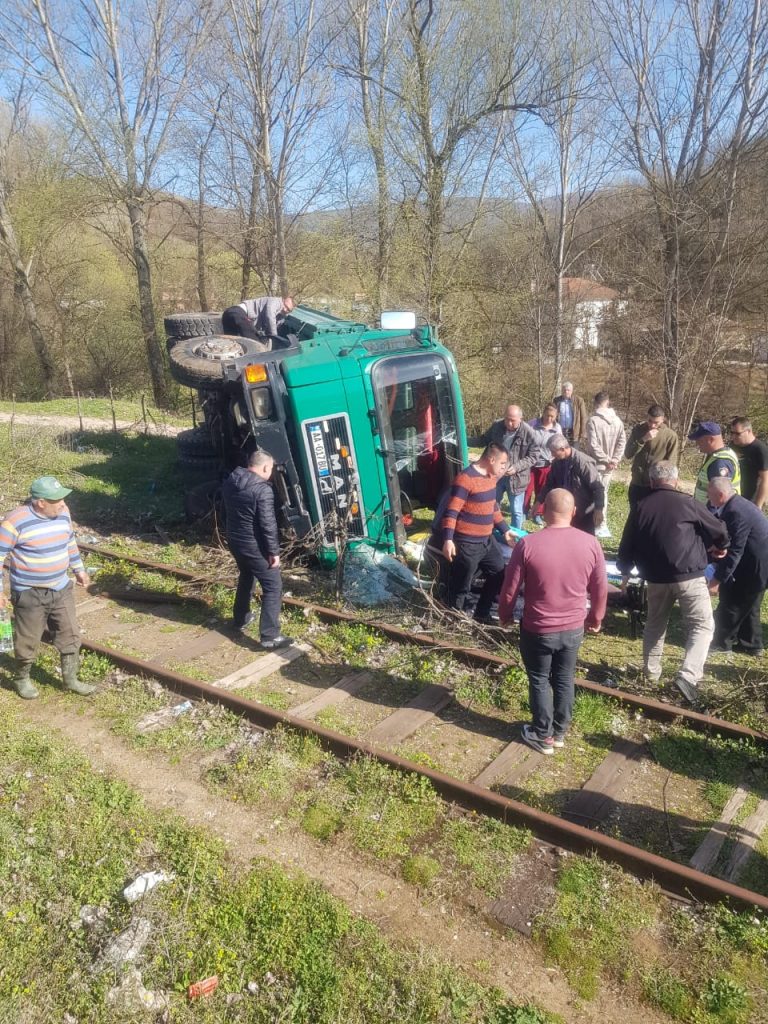 Kamionçina del nga rruga, përfundon në shinat e trenit në Prrenjas