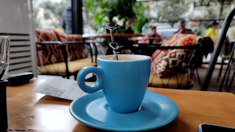 Shqiptarët “heqin” dorë nga kafeja, bien 30% importet për janarin