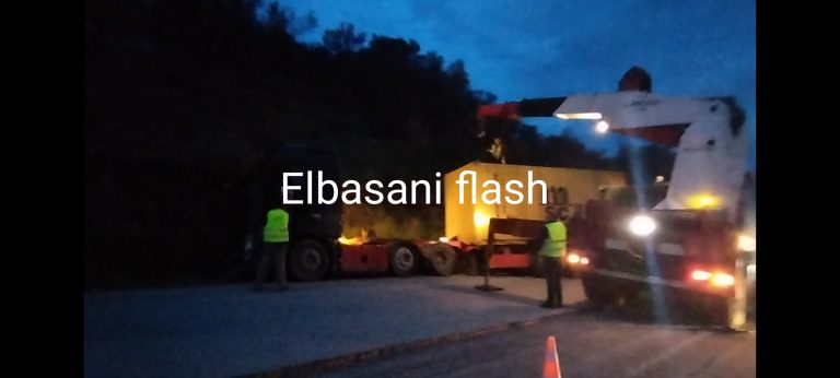 AKSIDENT NË AKSIN ELBASAN-PEQIN.TRAILERI PËRPLASET ME KAMIONIN