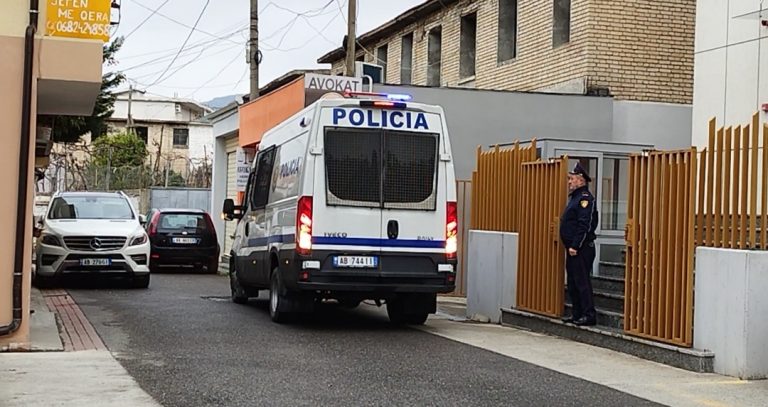 Arbër Paplekaj dërgohet në gjykatë nën masa të rrepta sigurie