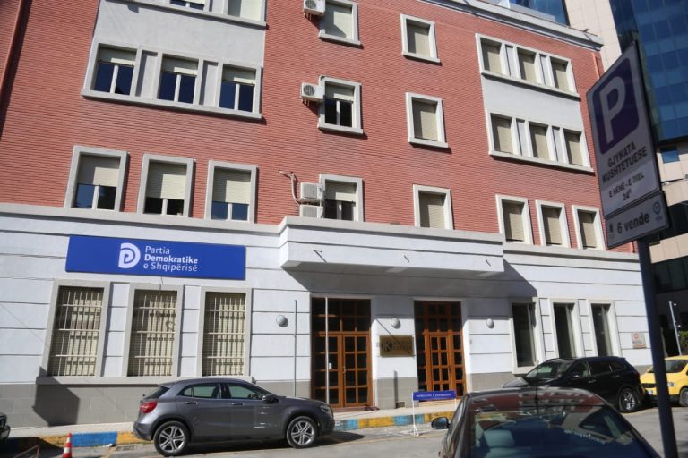 PD me seli të re/ Alibeaj lë Berishën ‘t’i gëzohet’ godinës së vjetër