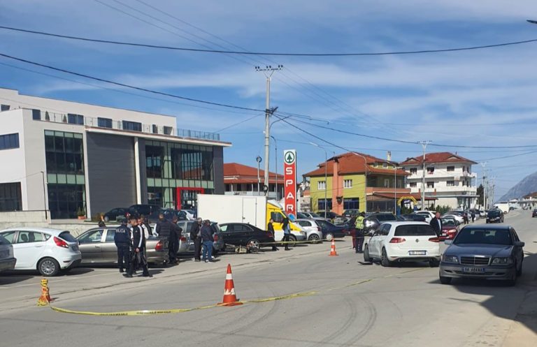 Aksident në Bilisht, makina përplas motorin