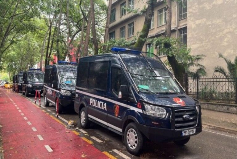 FNSH “mësyn” në banesën e pjesëtarit të një grupi kriminal, sekuestrohen 1 pistoletë dhe 39 mijë euro (EMRI)