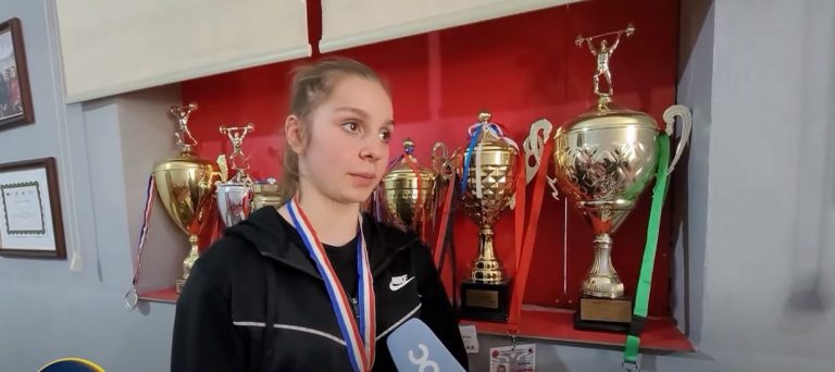 Nuk e trembin paragjykimet, njihuni me yllin 15 vjeçar të peshëngritjes në Elbasan