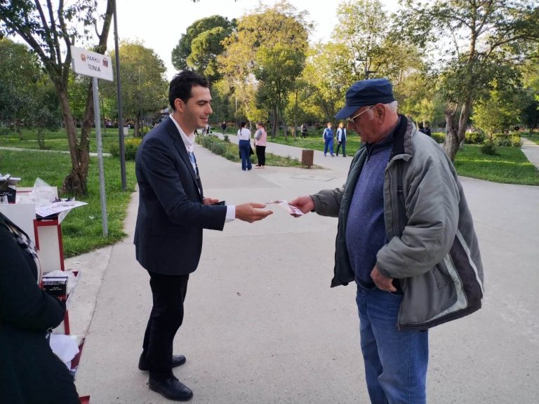 Erion Murataj vijon takimet me qytetarët e Elbasanit / FOTO