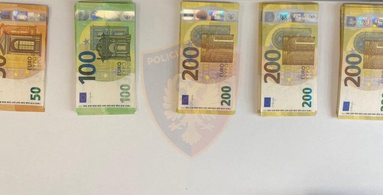 Sekuestrohen mbi 17 mijë euro në Rinas, procedohet 31-vjeçari