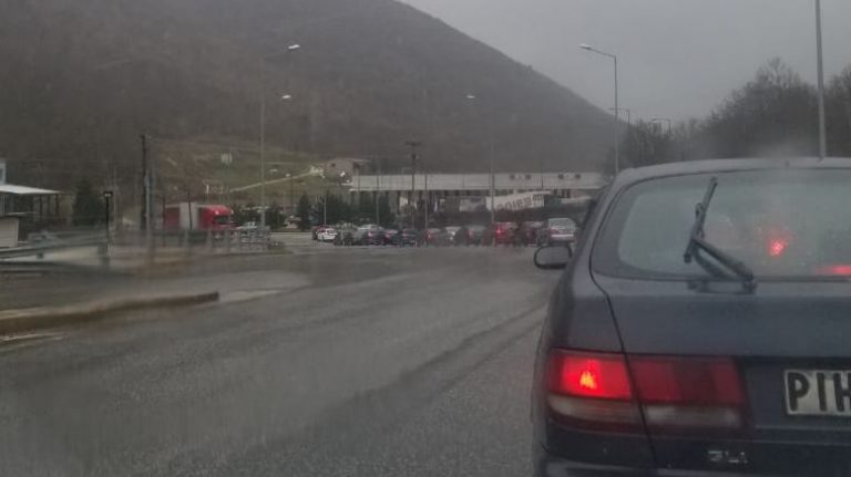 Pashkët ortodokse/ Mijëra qytetarë në radhë për të kaluar doganat