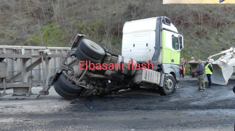 Librazhd/ Trajli del nga rruga dhe përmbyset