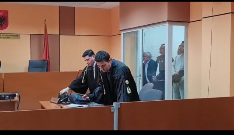 Elbasan/ Arrest me burg për zyrtart që, kërcënuan me jetë biznesmenin dhe familjarët e tij