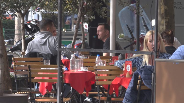 Bizneset e reja: Shqiptarët largohen nga kafenetë, më shumë njësi shërbimi