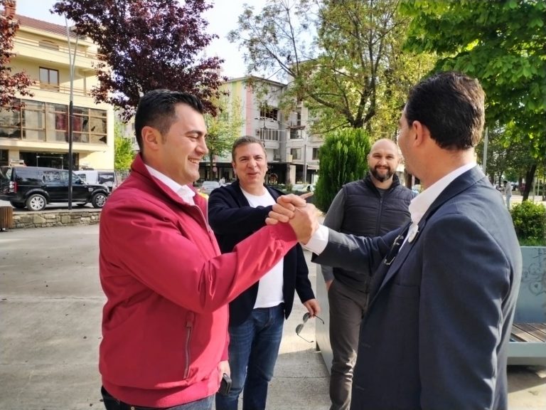 ELBASAN/ MURATAJ FTON GJIKNURIN DHE LLATJAN TË VOTOJNË PSD PËR KËSHILLIN BASHKIAK /FOTO