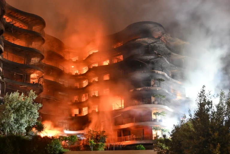 Zjarri shkrumbon një kompleks banimi në Turqi, qytetarët hidhen nga ballkoni