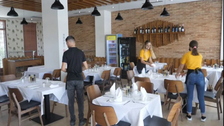 Turizmi kërkon 100 mijë punëtorë! Operatorët turistikë: 80% e hoteleve të prenotuara