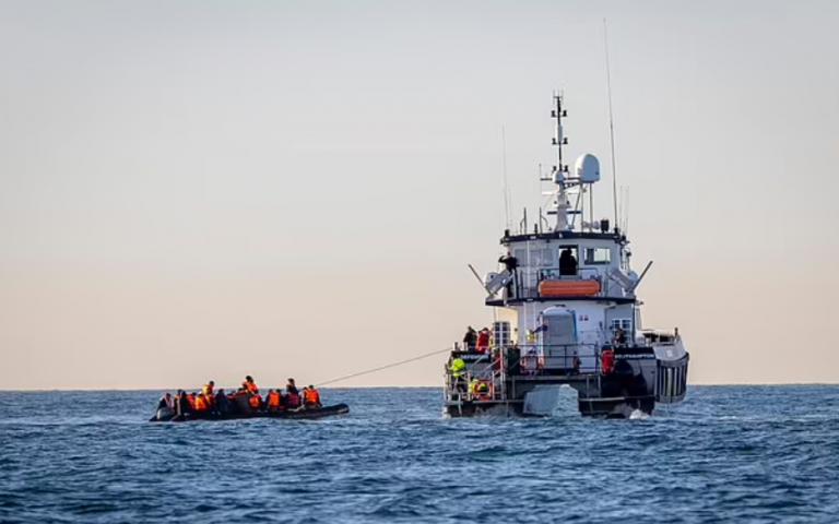 “Bie numri i emigrantëve shqiptarë që kalojnë ilegalisht në Britani”, Dailymail: Masat e ashpra po godasin emigracionin e paligjshëm