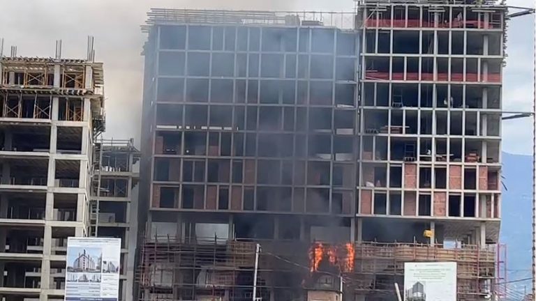 Zjarr pranë një pallati në ndërtim në Tiranë, tymi i zi “pushton” zonën