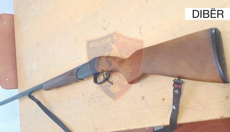 Rrahu gruan dhe djalin e mitur për motive xhelozie, arrestohet 46-vjeçari me armë gjahu në Dibër