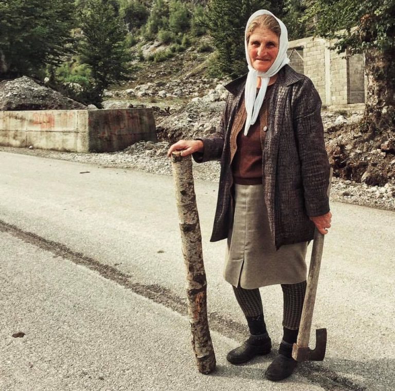 GRATË SHQIPTARE SHPENZOJNË 25 VITE NGA JETA PRODUKTIVE DUKE RRITUR FËMIJËT DHE BËRË PUNË PA PAGESË