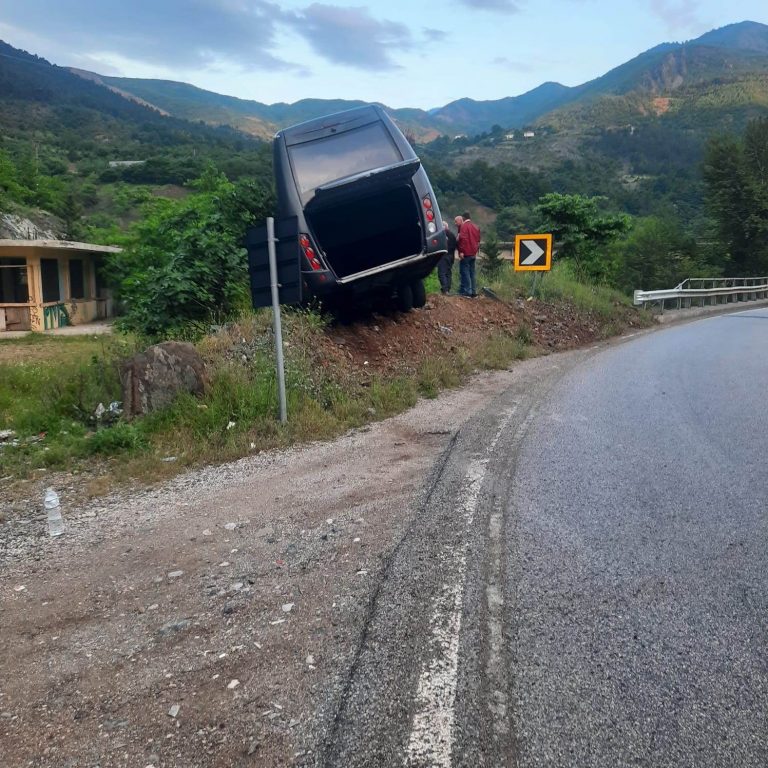 Aksidentoi autobuzin me nxënes në Librazhd, arrestohet shoferi!