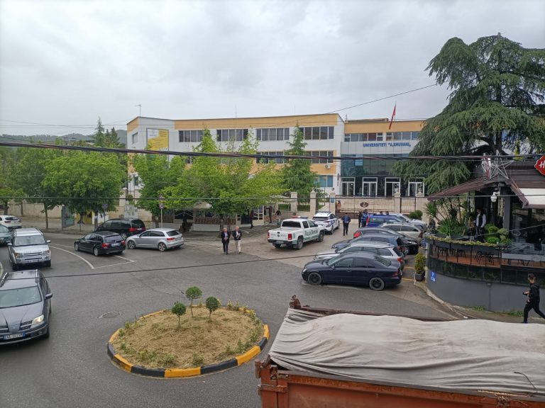 KQZ URDHËRON HEQJEN E POSTERAVE TË LUÇIANO BOÇIT NË ELBASAN