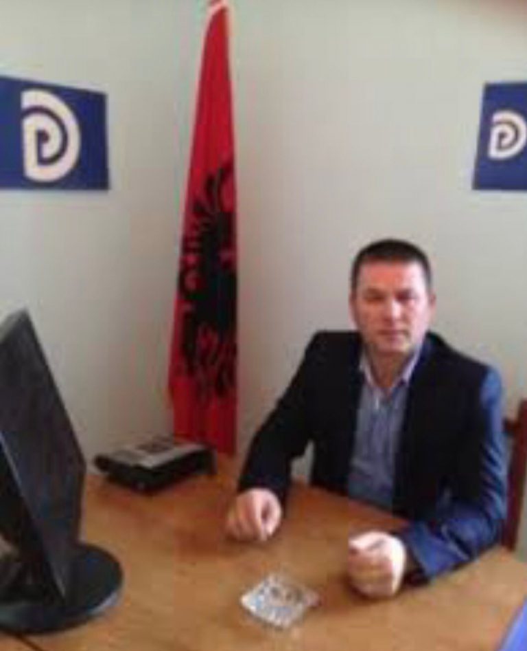 Plagosja e ish kryetarit të PD Peqin/ Gruaja e tij hoqi nga puna bashkëshorten e autorit