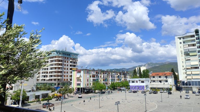 Mëngjesi nis me diell, pasditja rikthen vranësirat, ja sa pritet të shkojnë sot temperaturat