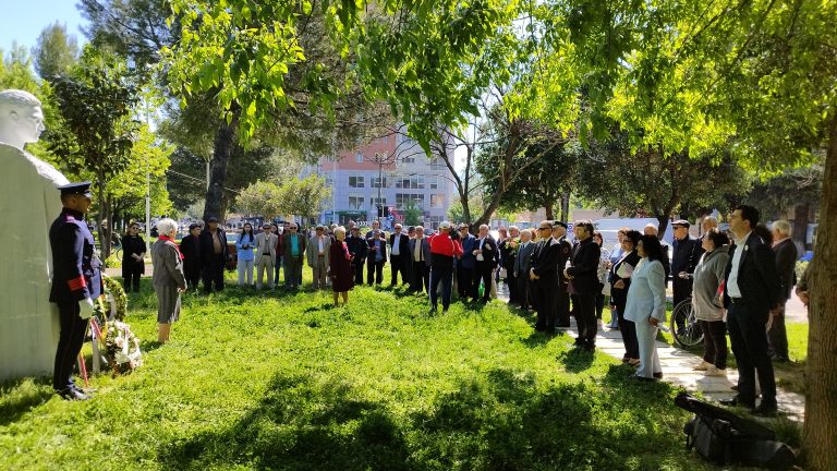 Shoqata e veteranëve dhe PSD Elbasan, nderime pranë bustit të Qemal Stafës me rastin e Ditës së Dëshmorëve