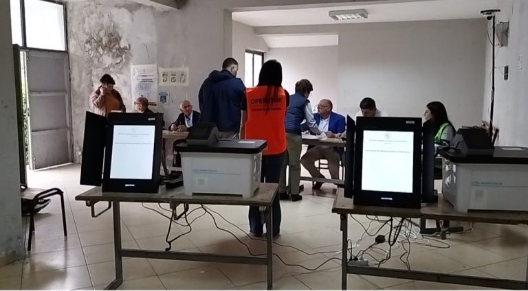 Në Elbasan, aksesi në internet problem për votimin elektronik në fshatra